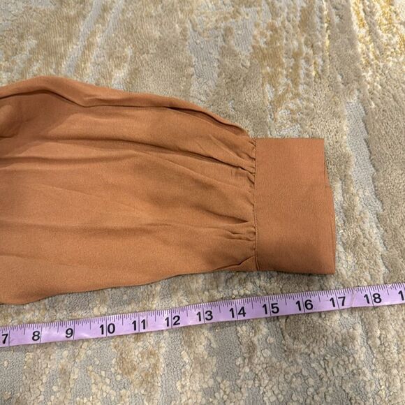 Bob Mackie silk blouse in light brown size 2X in EUC with embroidered flower pat - Picture 9 of 9